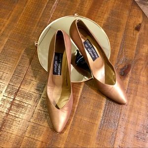 Stuart Weitzman gold pumps size 7.5 👠